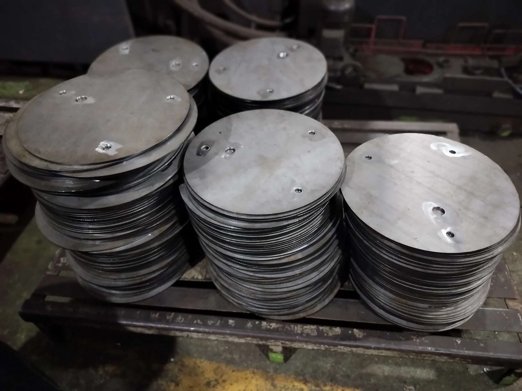Batch of circular mounting plates